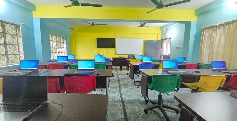 অত্যাধুনিক ডিজিটাল আইসিটি ল্যাব